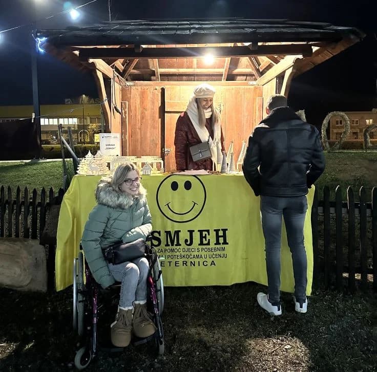 ADVENTSKE AKTIVNOSTI UDRUGE „OSMIJEH“ Održali likovno-kreativnu radionicu i postavili štand u Bećarskom šoru