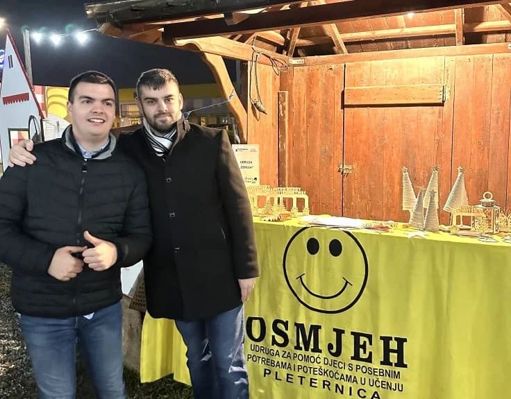 ADVENTSKE AKTIVNOSTI UDRUGE „OSMIJEH“ Održali likovno-kreativnu radionicu i postavili štand u Bećarskom šoru