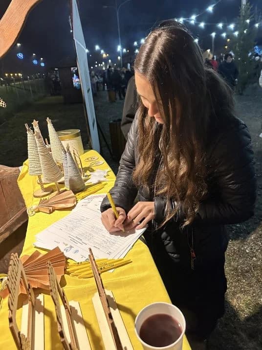 ADVENTSKE AKTIVNOSTI UDRUGE „OSMIJEH“ Održali likovno-kreativnu radionicu i postavili štand u Bećarskom šoru