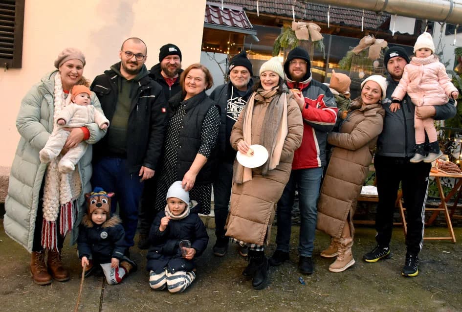 Okupilo se više od stotinu rođaka prigodom blagdanskog druženja kod obitelji Bušić u Srednjem Selu: ʼIdeju koja je tinjala godinama konačno smo realiziraliʼ