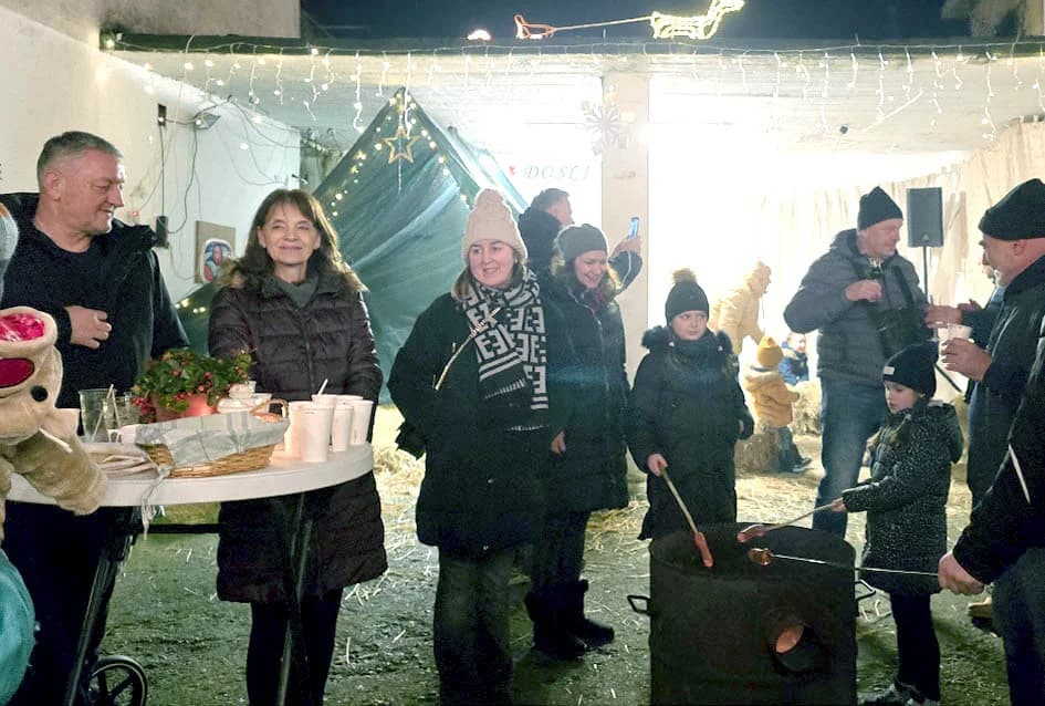 Okupilo se više od stotinu rođaka prigodom blagdanskog druženja kod obitelji Bušić u Srednjem Selu: ʼIdeju koja je tinjala godinama konačno smo realiziraliʼ