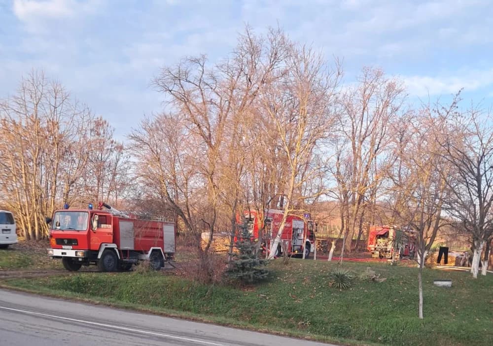 Požar na dvorišnoj zgradi u Kutjevu: Brzom intervencijom kutjevačkih vatrogasaca spriječeno širenje vatre na obiteljsku kuću