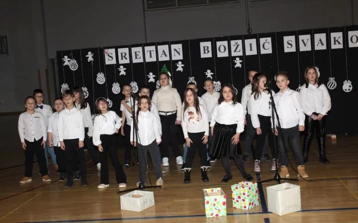 PLETERNIČKA OSNOVNA ŠKOLA: Održana božićna priredba sa zanimljivim i rijetko viđenim programom