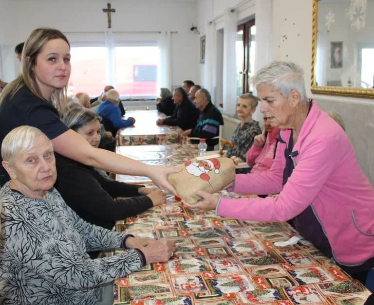 HUMANITARNOST NA DJELU: Studenti zagrebačkog Medicinskog fakulteta darivali korisnike Doma Baketarić u Resniku