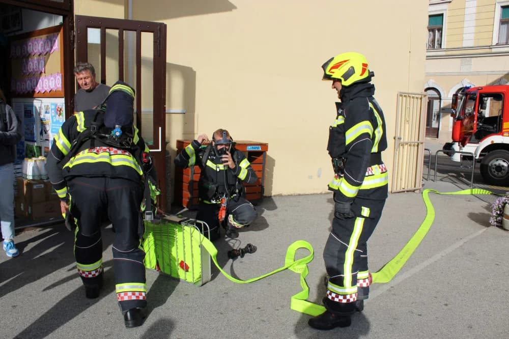 Održana vježba evakuacije i spašavanja u slučaju požara u Kanižlićevoj školi /FOTO/