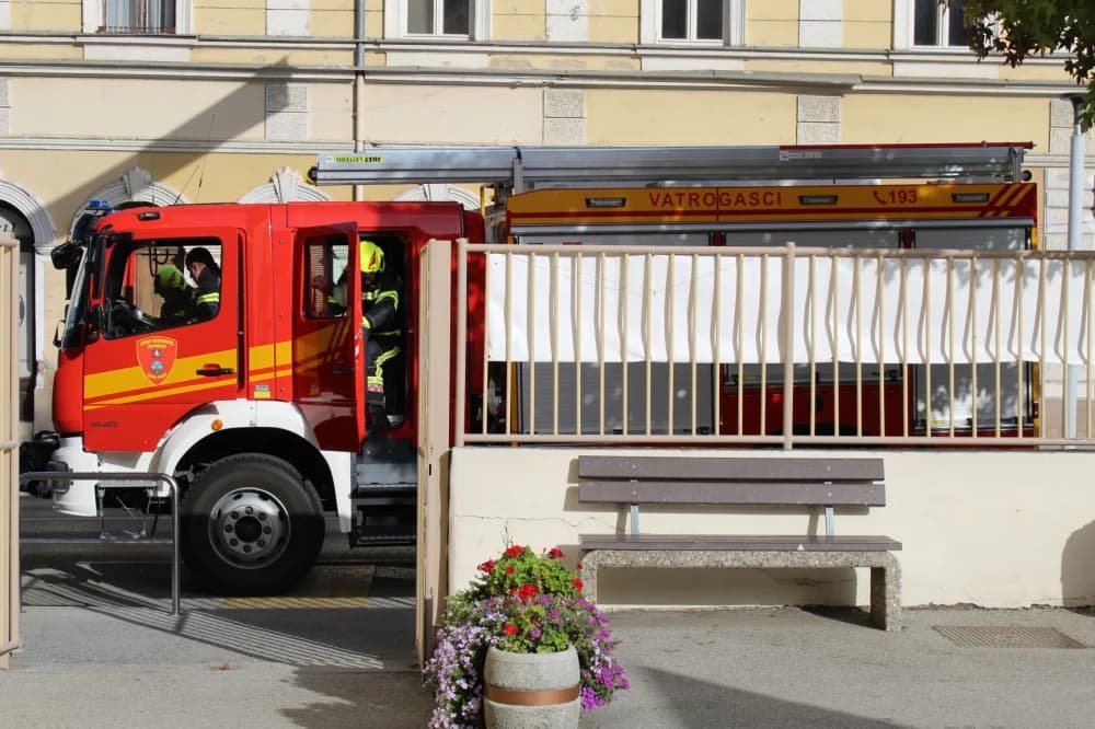 Održana vježba evakuacije i spašavanja u slučaju požara u Kanižlićevoj školi /FOTO/