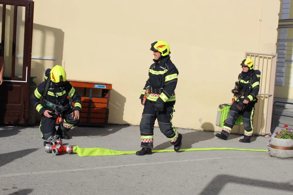 Održana vježba evakuacije i spašavanja u slučaju požara u Kanižlićevoj školi /FOTO/