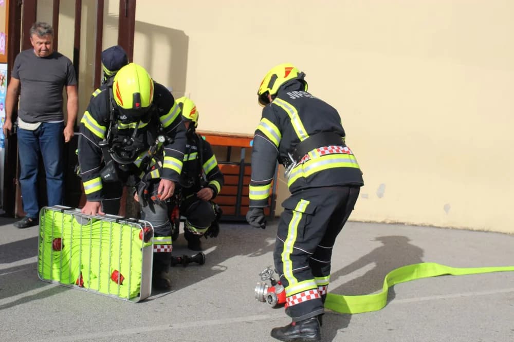 Održana vježba evakuacije i spašavanja u slučaju požara u Kanižlićevoj školi /FOTO/
