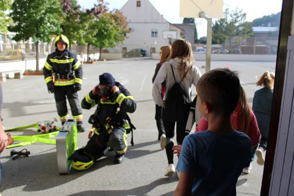 Održana vježba evakuacije i spašavanja u slučaju požara u Kanižlićevoj školi /FOTO/