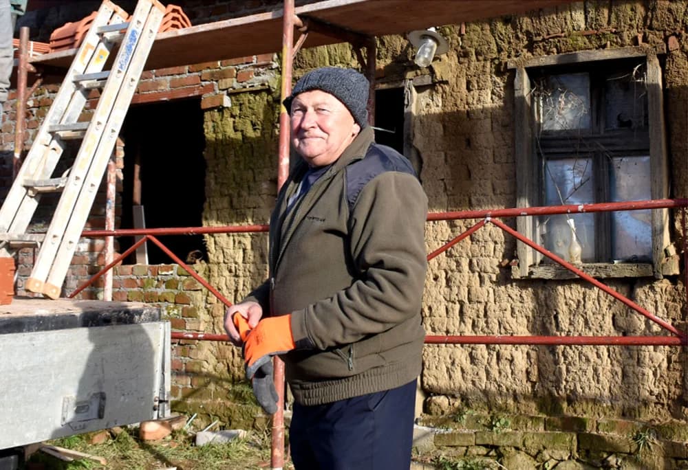 IVO ENJINGI OBNAVLJA RODITELJSKU KUĆU U HRNJEVCU: Novo krovište za gospodarsku zgradu
