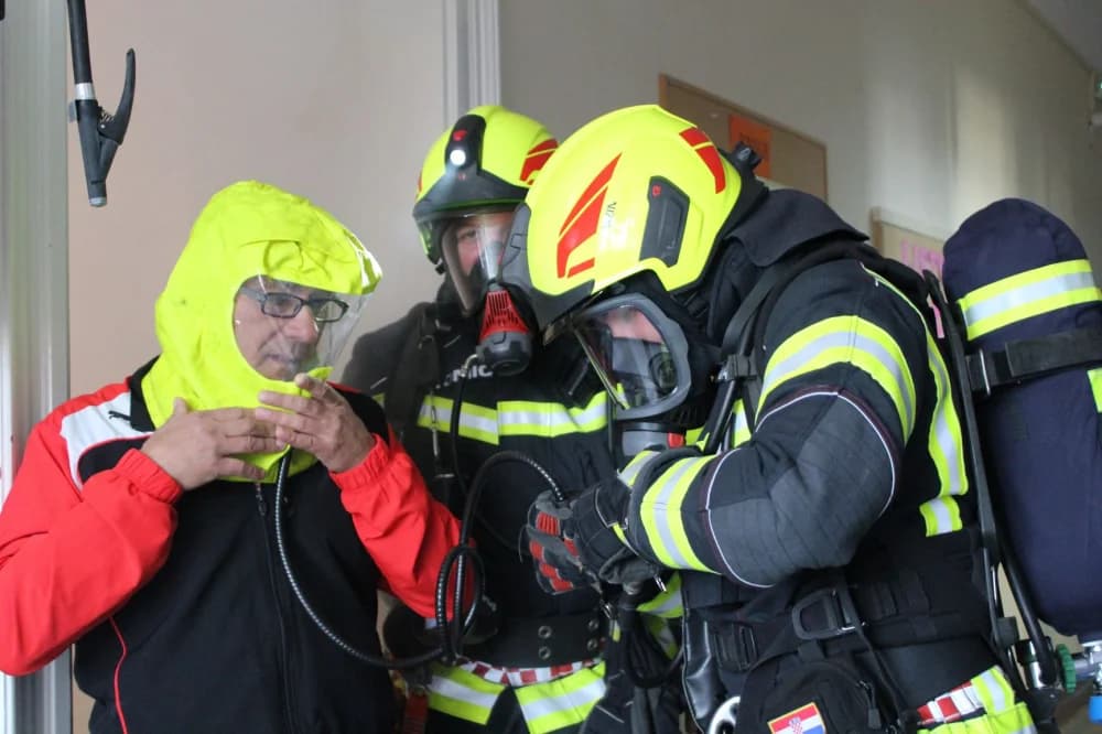Održana vježba evakuacije i spašavanja u slučaju požara u Kanižlićevoj školi /FOTO/