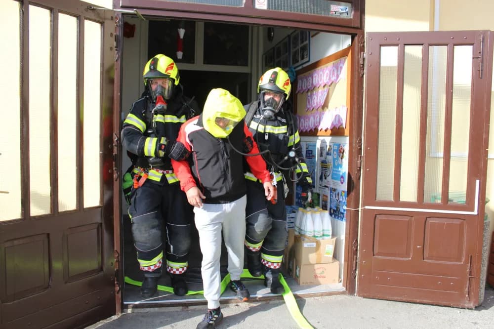 Održana vježba evakuacije i spašavanja u slučaju požara u Kanižlićevoj školi /FOTO/