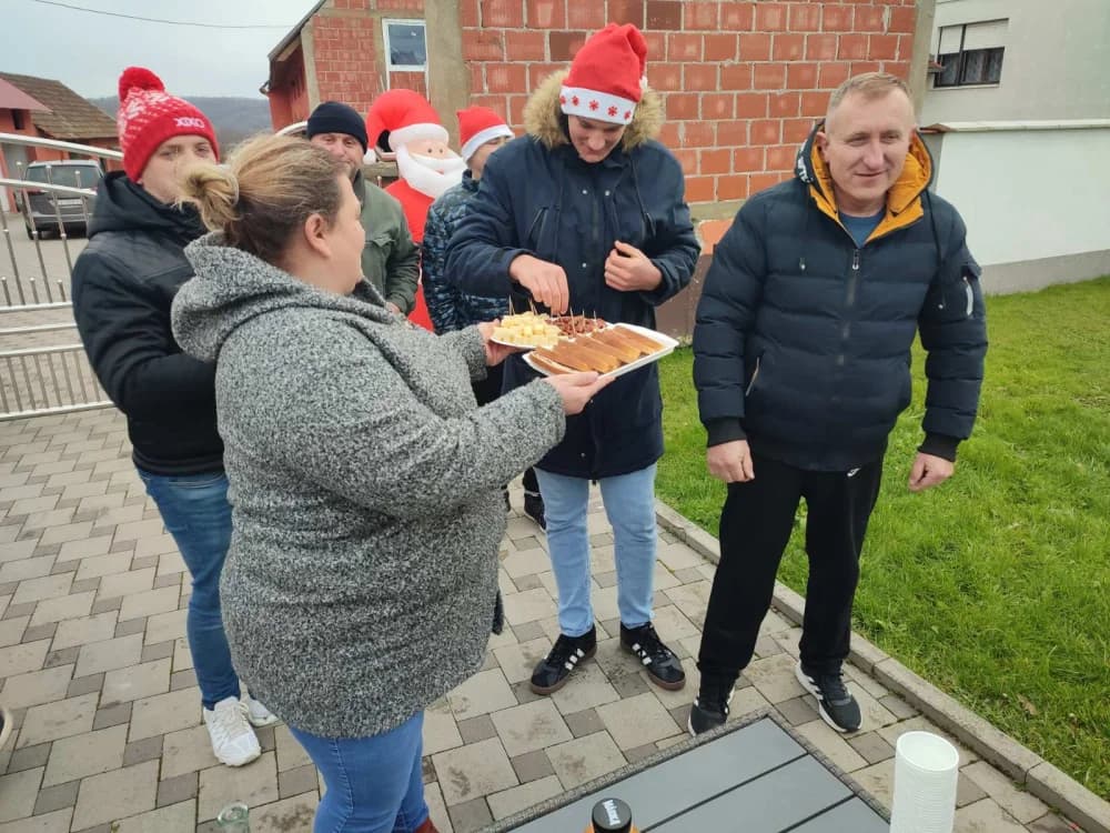 Nogometaši Graničara iz Zagrađa razveselili najmlađe sumještane blagdanskim darovima
