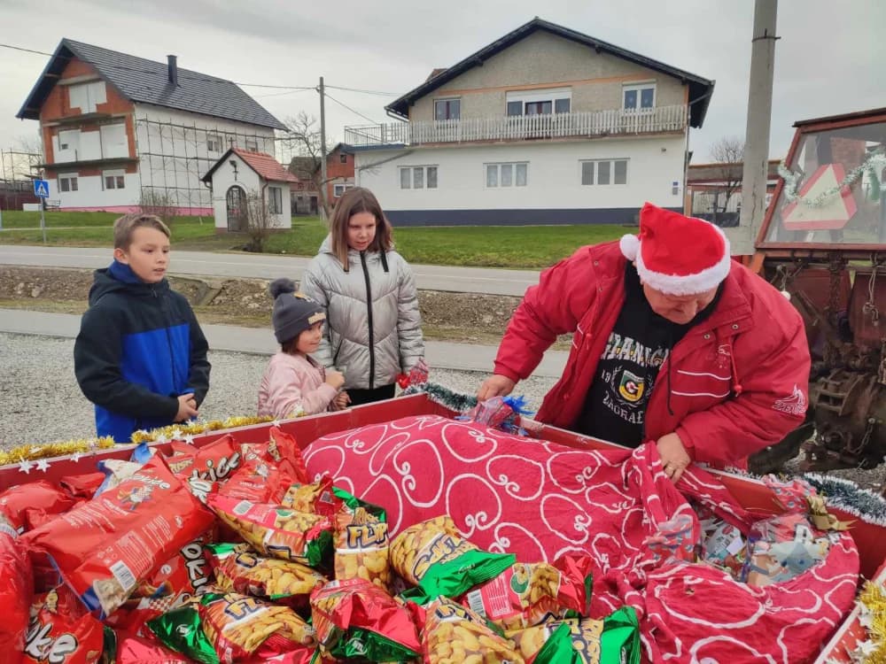 Nogometaši Graničara iz Zagrađa razveselili najmlađe sumještane blagdanskim darovima