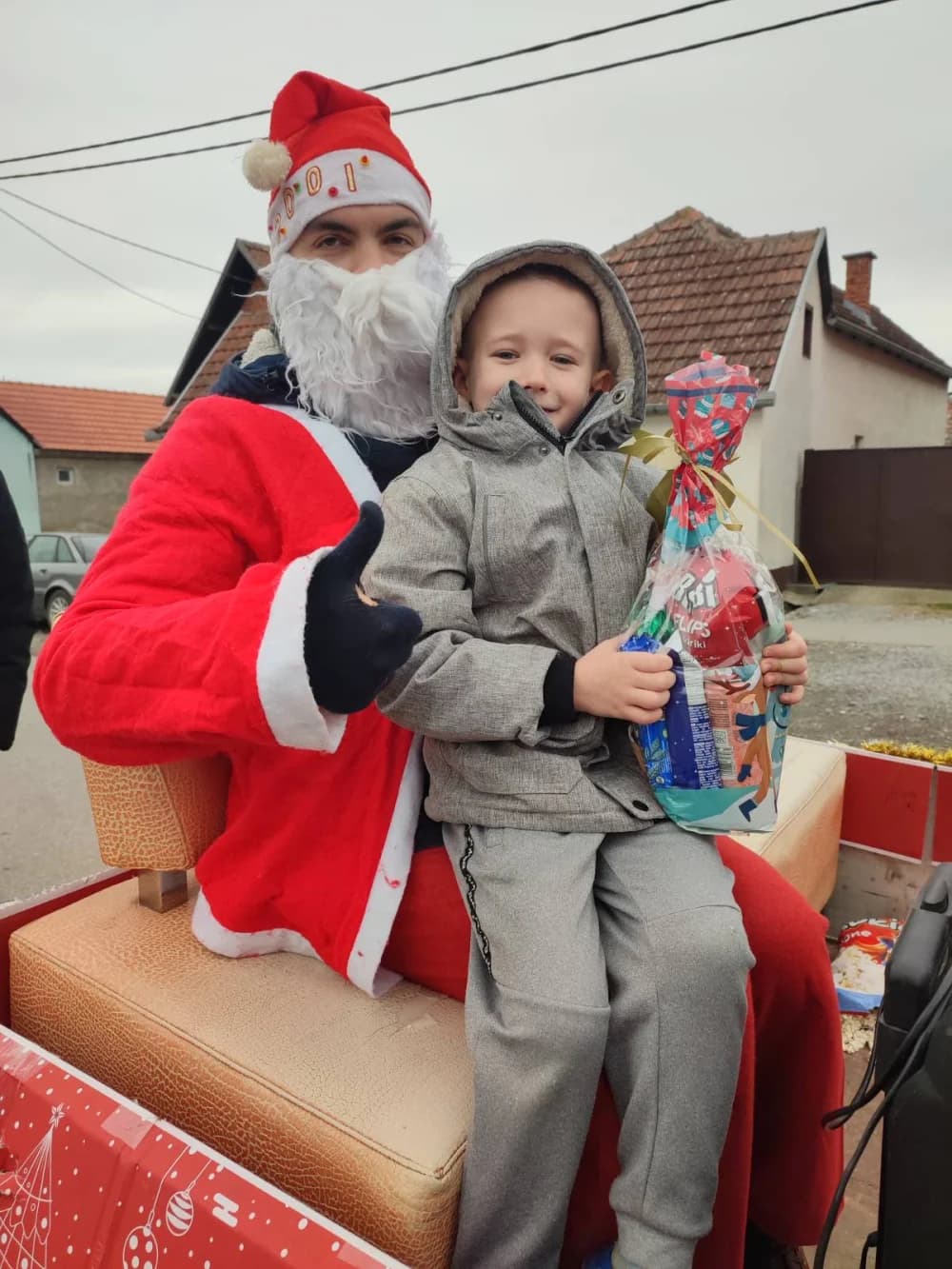 Nogometaši Graničara iz Zagrađa razveselili najmlađe sumještane blagdanskim darovima