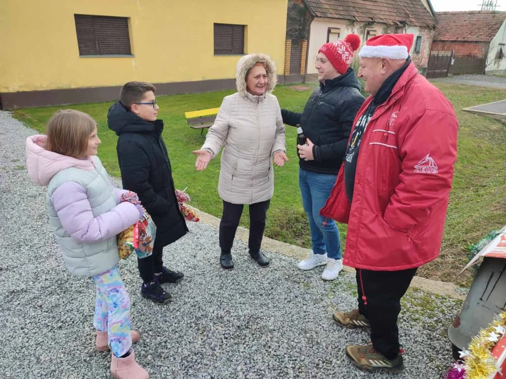 Nogometaši Graničara iz Zagrađa razveselili najmlađe sumještane blagdanskim darovima