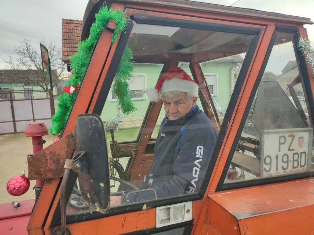 Nogometaši Graničara iz Zagrađa razveselili najmlađe sumještane blagdanskim darovima