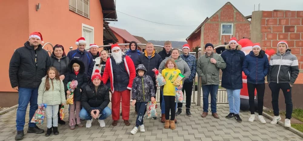 Nogometaši Graničara iz Zagrađa razveselili najmlađe sumještane blagdanskim darovima