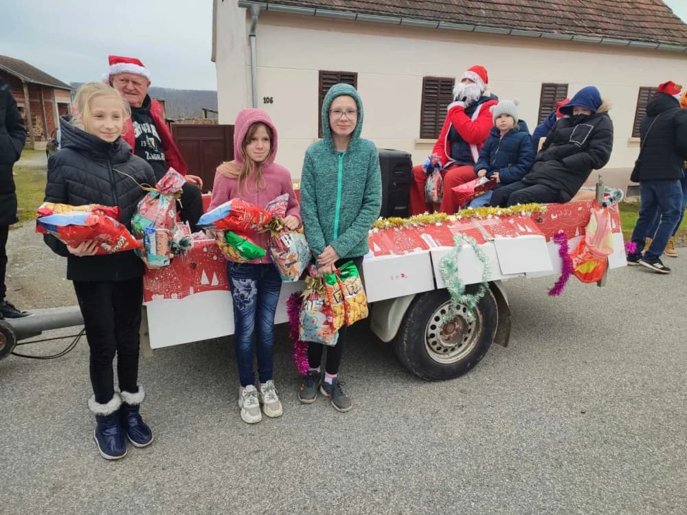 Nogometaši Graničara iz Zagrađa razveselili najmlađe sumještane blagdanskim darovima