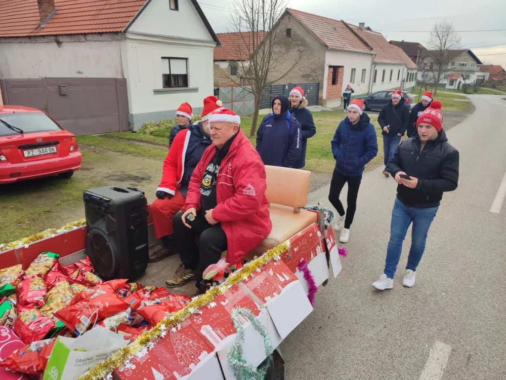 Nogometaši Graničara iz Zagrađa razveselili najmlađe sumještane blagdanskim darovima