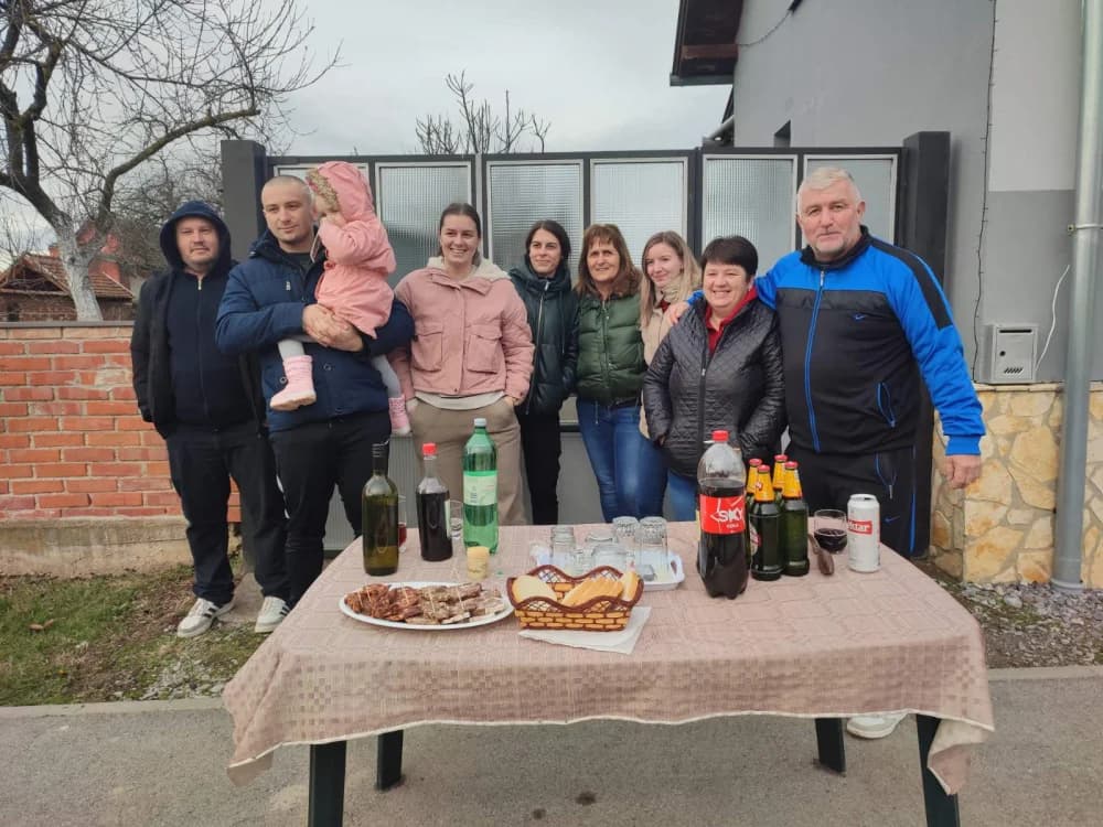 Nogometaši Graničara iz Zagrađa razveselili najmlađe sumještane blagdanskim darovima