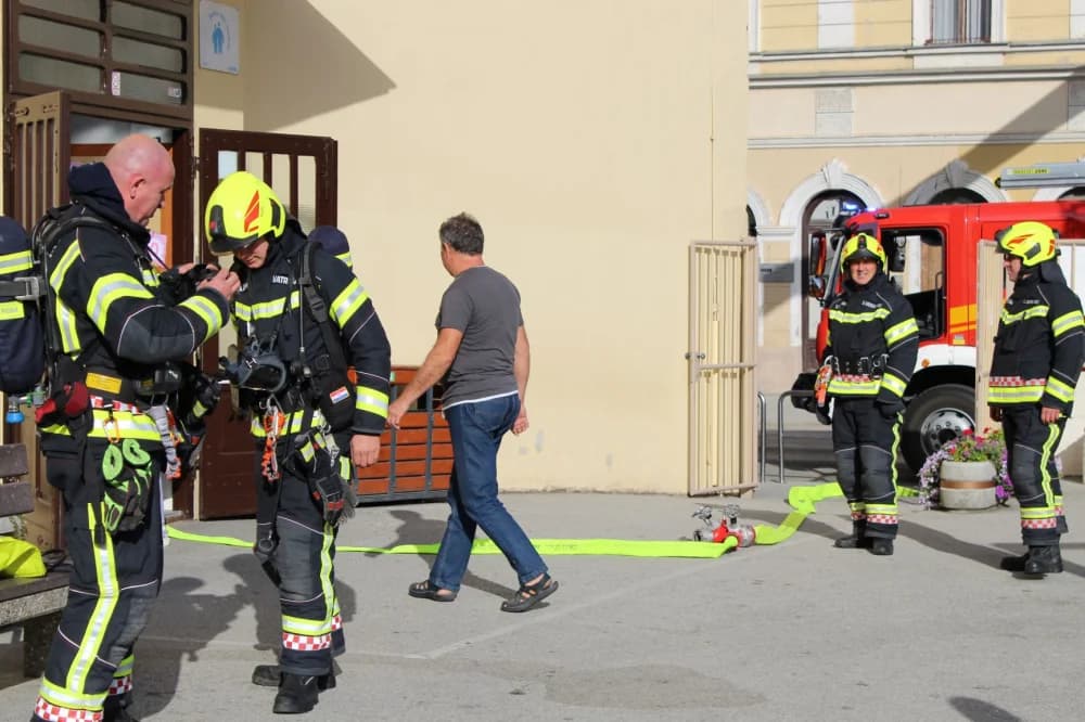 Održana vježba evakuacije i spašavanja u slučaju požara u Kanižlićevoj školi /FOTO/