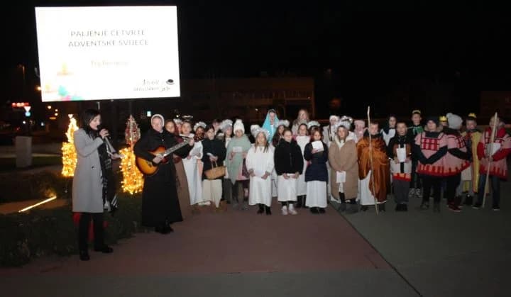 Uz uprizorenje živih jaslica zapaljena četvrta adventska svijeća na Trgu bećarca u Pleternici