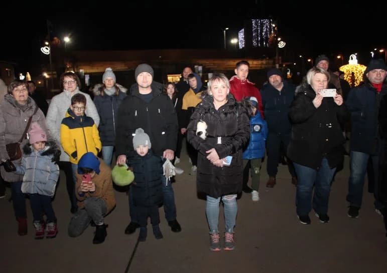 Uz uprizorenje živih jaslica zapaljena četvrta adventska svijeća na Trgu bećarca u Pleternici