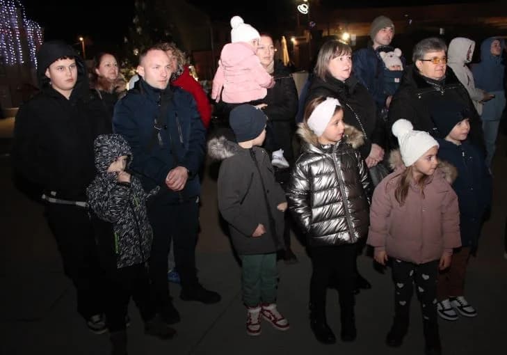 Uz uprizorenje živih jaslica zapaljena četvrta adventska svijeća na Trgu bećarca u Pleternici
