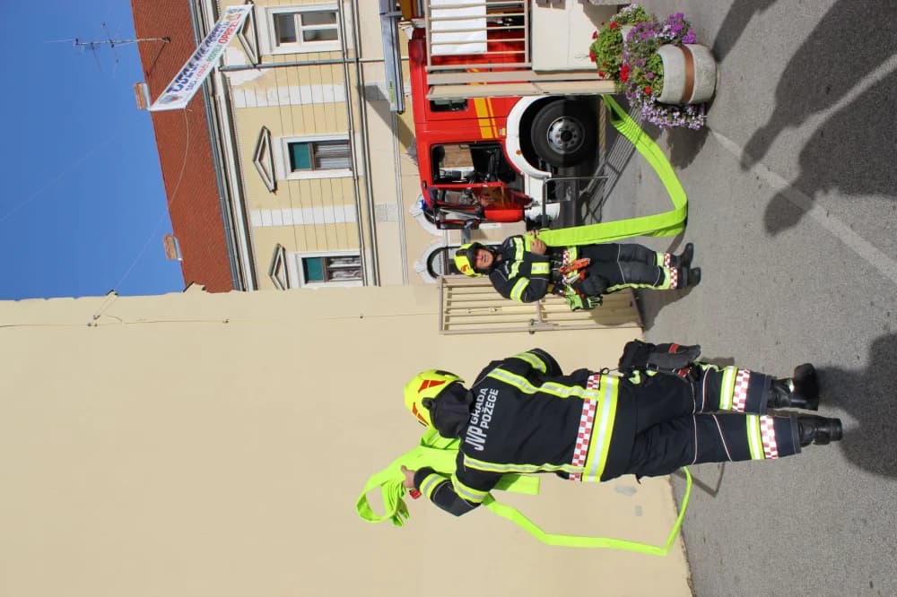 Održana vježba evakuacije i spašavanja u slučaju požara u Kanižlićevoj školi /FOTO/