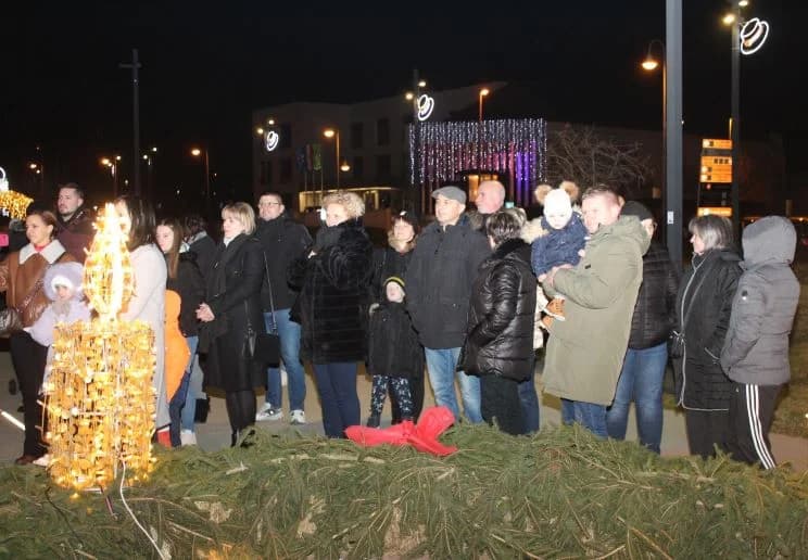 Uz uprizorenje živih jaslica zapaljena četvrta adventska svijeća na Trgu bećarca u Pleternici