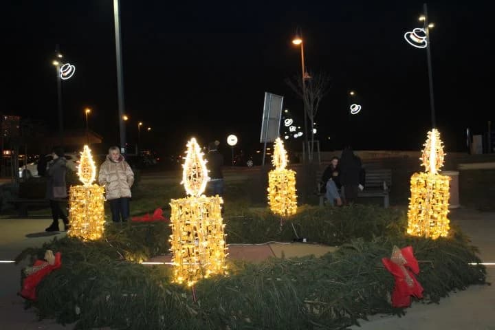 Uz uprizorenje živih jaslica zapaljena četvrta adventska svijeća na Trgu bećarca u Pleternici