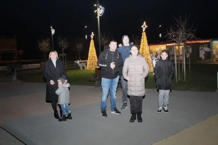 Uz uprizorenje živih jaslica zapaljena četvrta adventska svijeća na Trgu bećarca u Pleternici