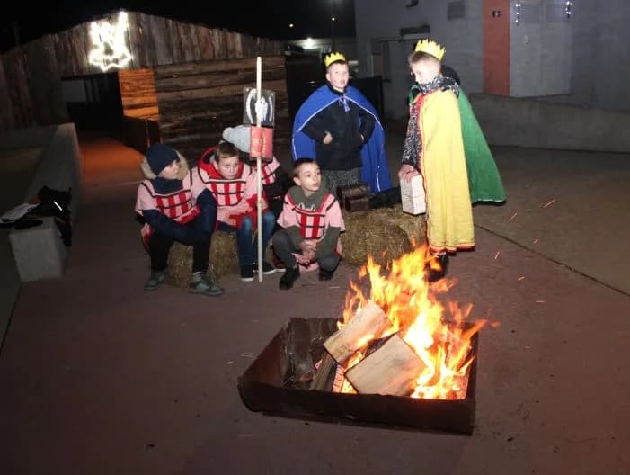 Uz uprizorenje živih jaslica zapaljena četvrta adventska svijeća na Trgu bećarca u Pleternici