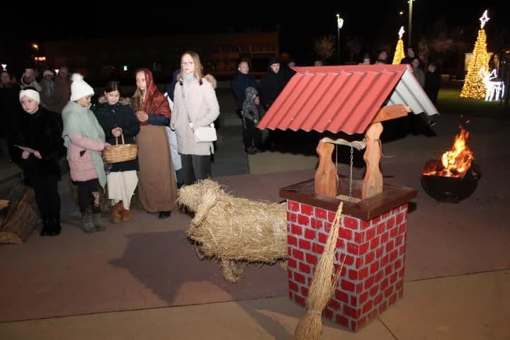 Uz uprizorenje živih jaslica zapaljena četvrta adventska svijeća na Trgu bećarca u Pleternici