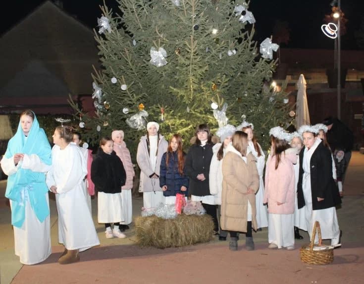 Uz uprizorenje živih jaslica zapaljena četvrta adventska svijeća na Trgu bećarca u Pleternici