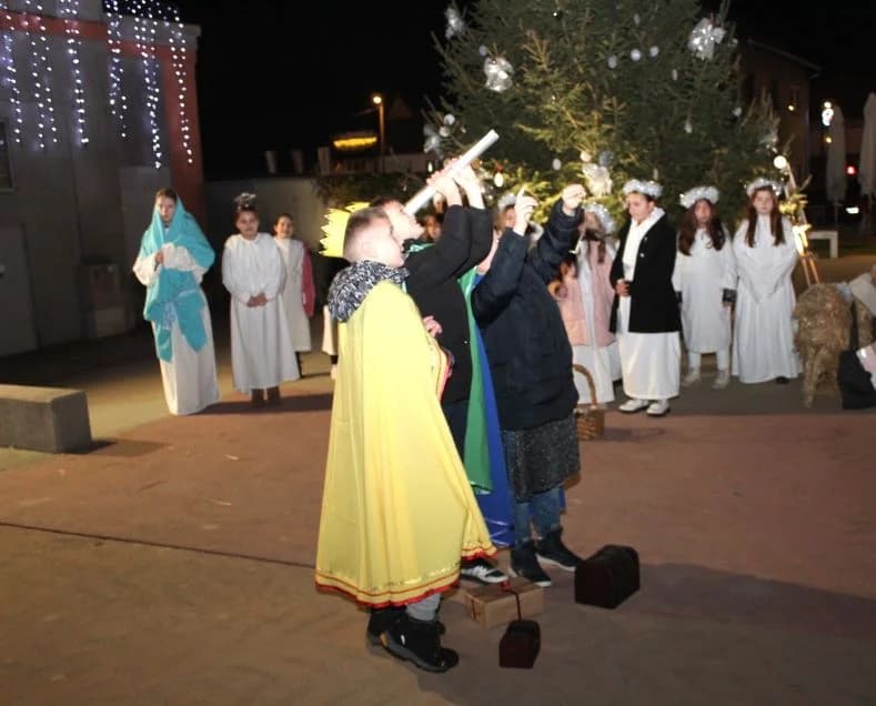 Uz uprizorenje živih jaslica zapaljena četvrta adventska svijeća na Trgu bećarca u Pleternici