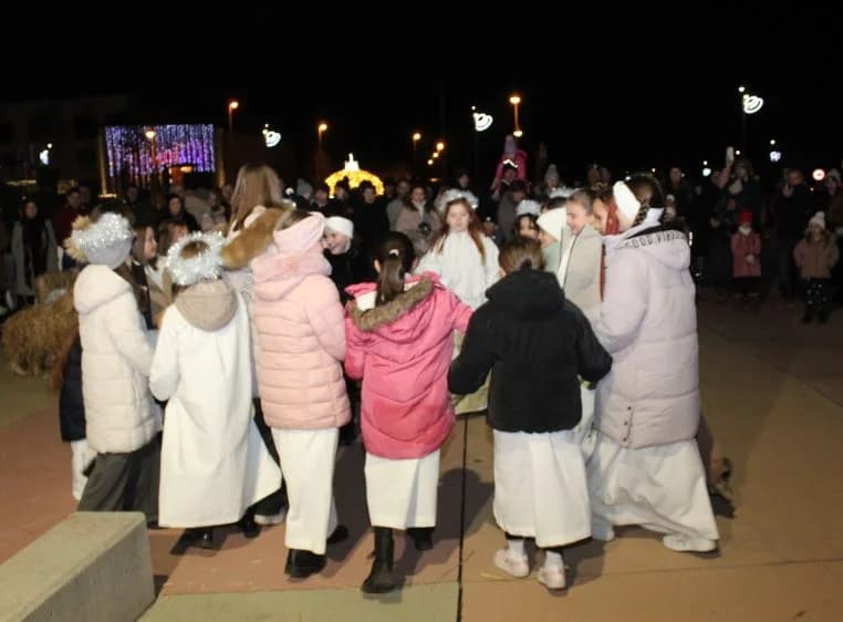 Uz uprizorenje živih jaslica zapaljena četvrta adventska svijeća na Trgu bećarca u Pleternici