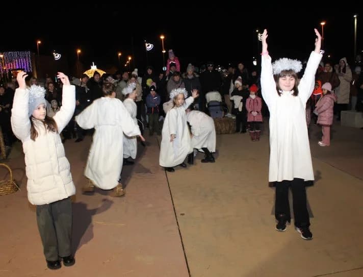 Uz uprizorenje živih jaslica zapaljena četvrta adventska svijeća na Trgu bećarca u Pleternici