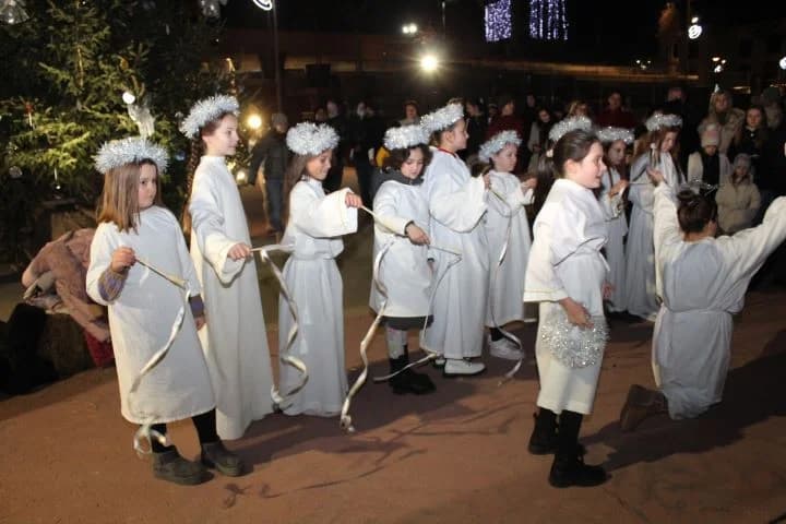 Uz uprizorenje živih jaslica zapaljena četvrta adventska svijeća na Trgu bećarca u Pleternici