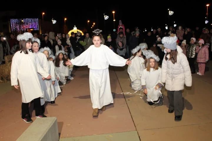 Uz uprizorenje živih jaslica zapaljena četvrta adventska svijeća na Trgu bećarca u Pleternici