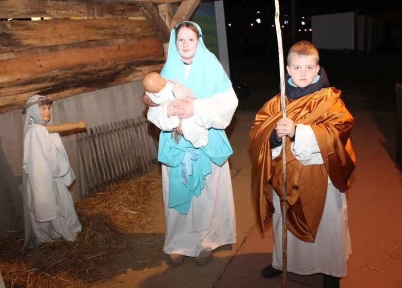 Uz uprizorenje živih jaslica zapaljena četvrta adventska svijeća na Trgu bećarca u Pleternici