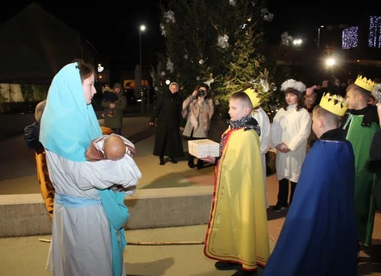 Uz uprizorenje živih jaslica zapaljena četvrta adventska svijeća na Trgu bećarca u Pleternici