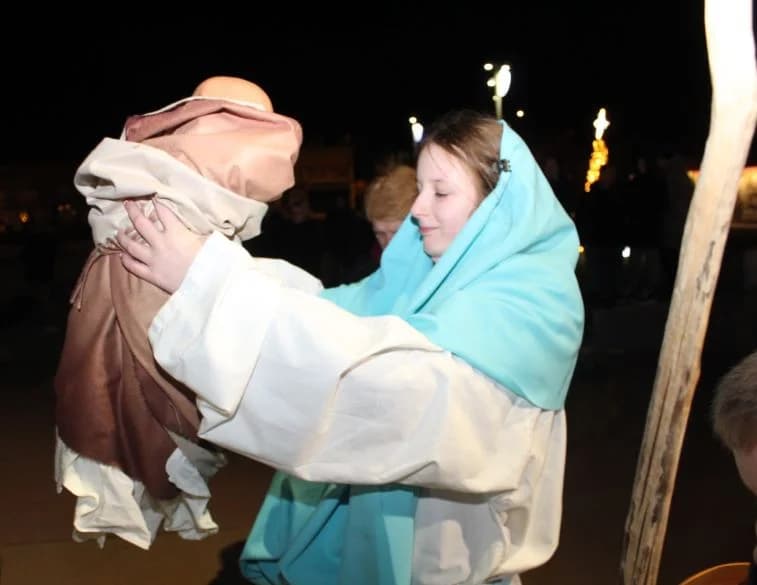Uz uprizorenje živih jaslica zapaljena četvrta adventska svijeća na Trgu bećarca u Pleternici