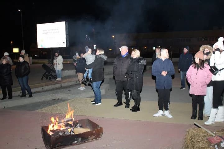 Uz uprizorenje živih jaslica zapaljena četvrta adventska svijeća na Trgu bećarca u Pleternici