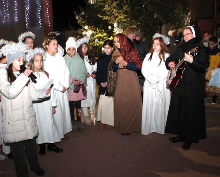 Uz uprizorenje živih jaslica zapaljena četvrta adventska svijeća na Trgu bećarca u Pleternici