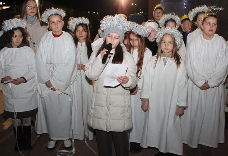 Uz uprizorenje živih jaslica zapaljena četvrta adventska svijeća na Trgu bećarca u Pleternici