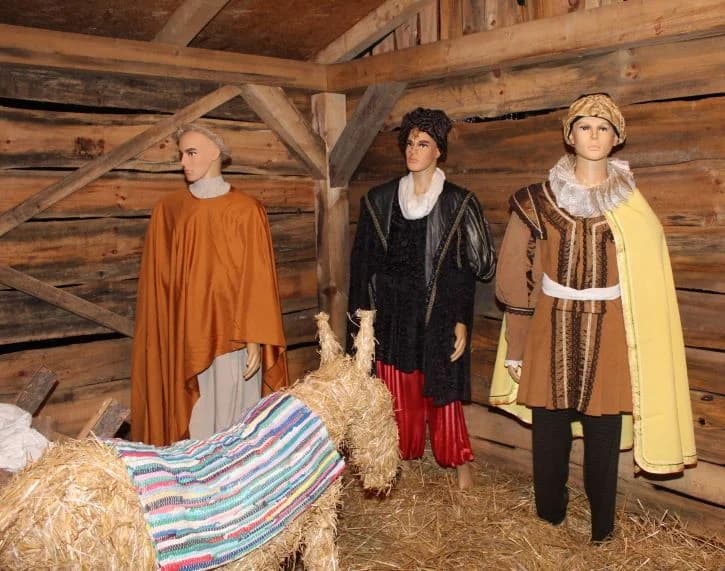 Uz uprizorenje živih jaslica zapaljena četvrta adventska svijeća na Trgu bećarca u Pleternici