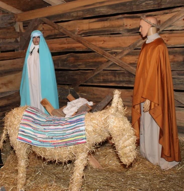 Uz uprizorenje živih jaslica zapaljena četvrta adventska svijeća na Trgu bećarca u Pleternici