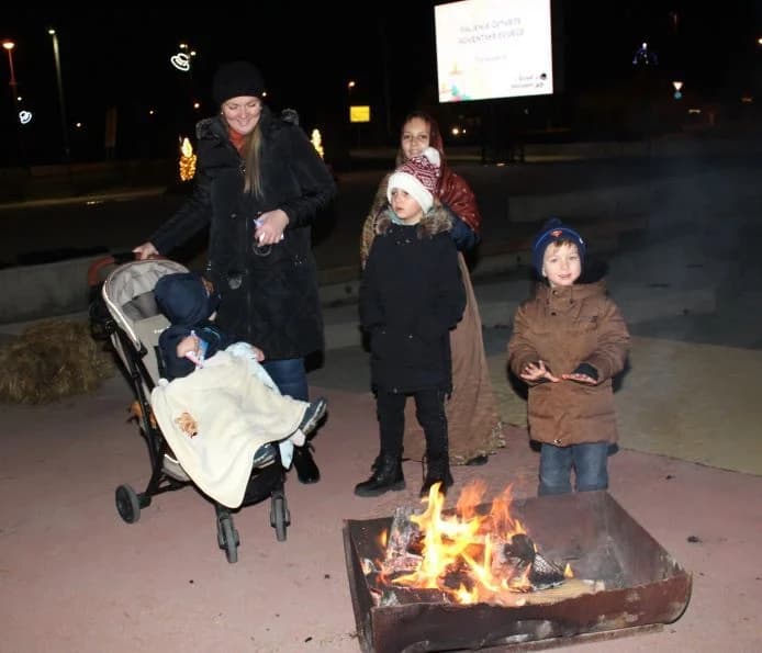 Uz uprizorenje živih jaslica zapaljena četvrta adventska svijeća na Trgu bećarca u Pleternici
